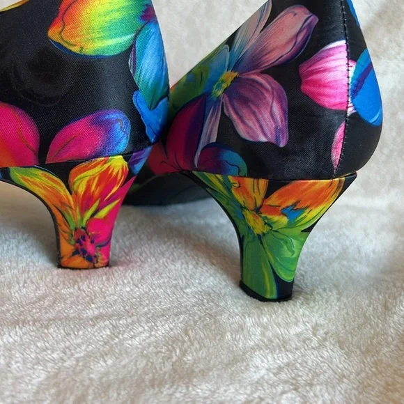 NWOT, 9 wide, Angel Flex Black Floral Closed , Round Toe Pumps Shoes. - Picture 11 of 14